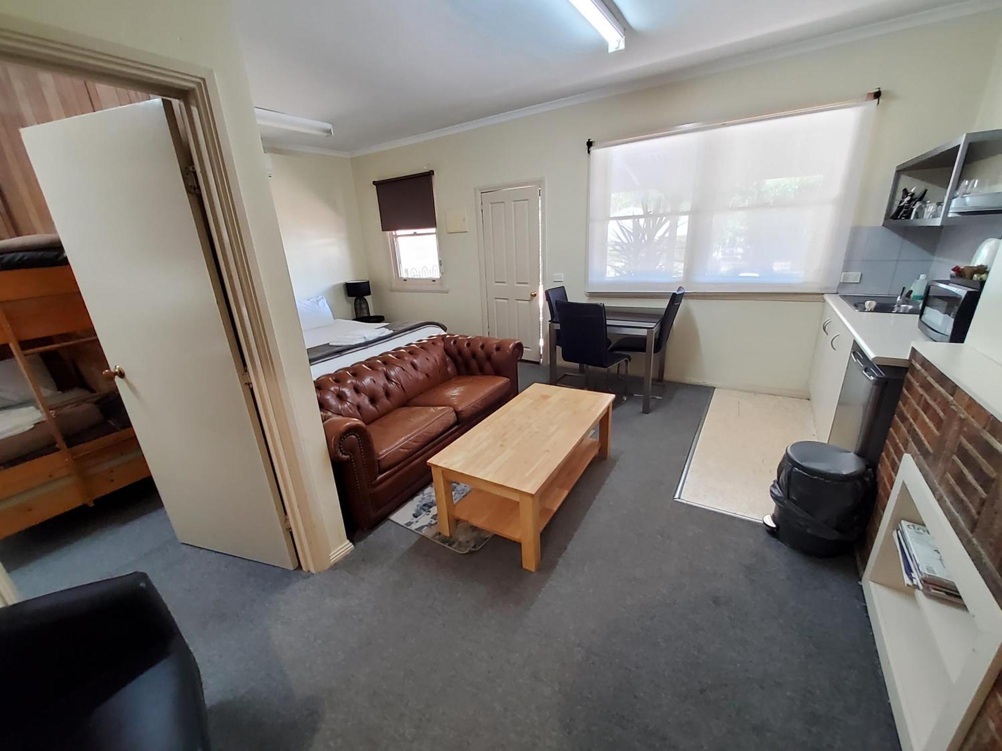 Coach House Inn Брайт Екстериор снимка