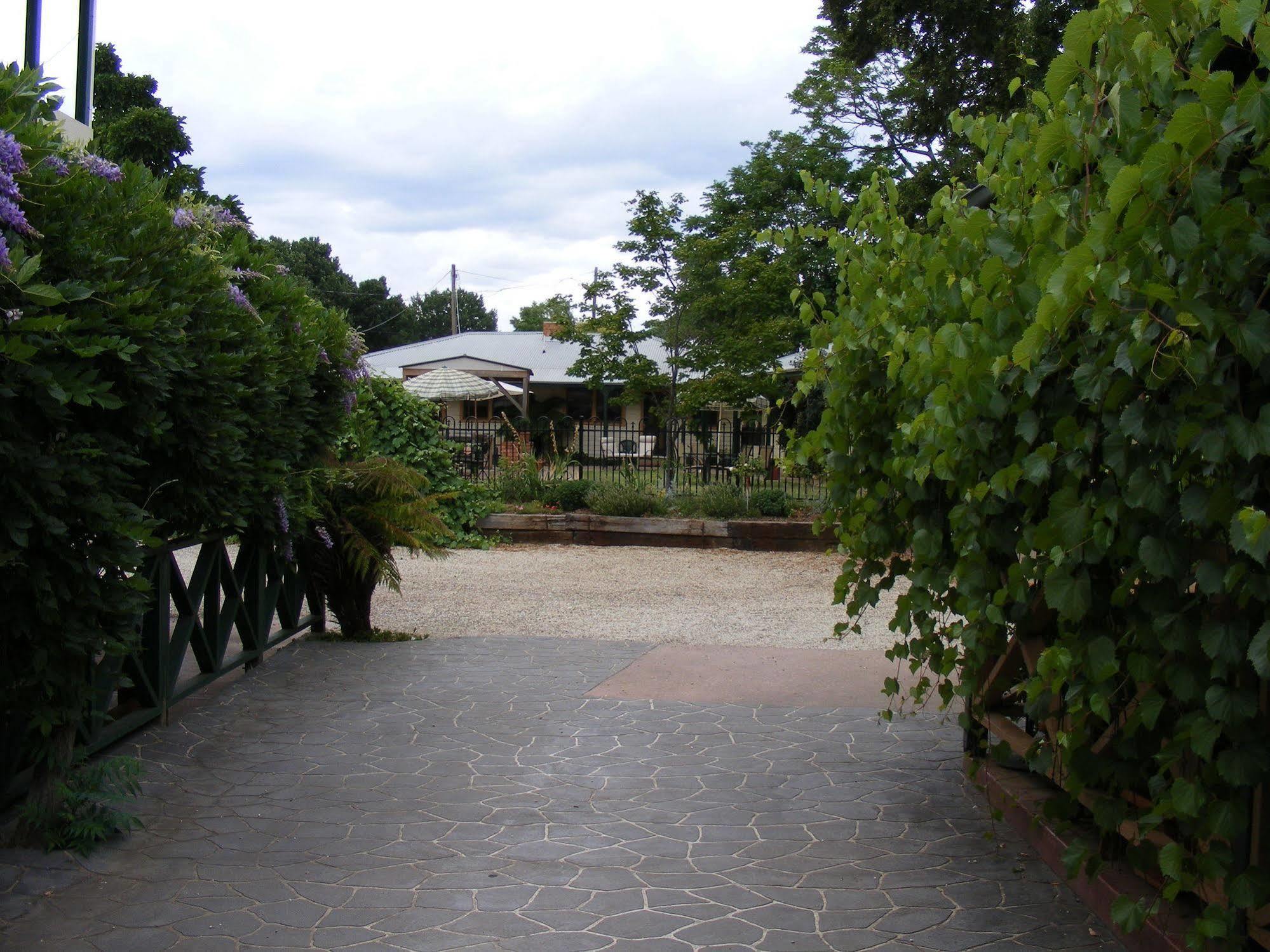 Coach House Inn Брайт Екстериор снимка
